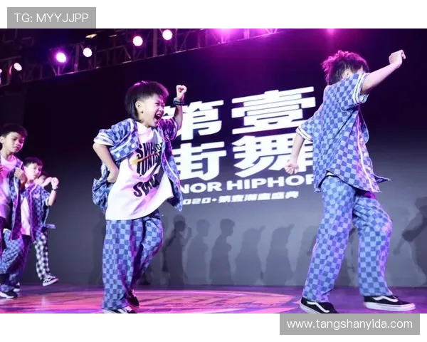 南京街舞队与成都街舞队赛后复盘实力对比分析与精彩瞬间回顾 南京街舞队与成都街舞队赛后复盘实力对比分析与精彩瞬间回顾