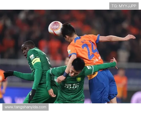 大连方一迎战山东鲁能争夺中超联赛关键三分之战