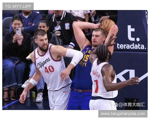 快船与掘金季后赛第三场激战回顾球星表现与战术分析