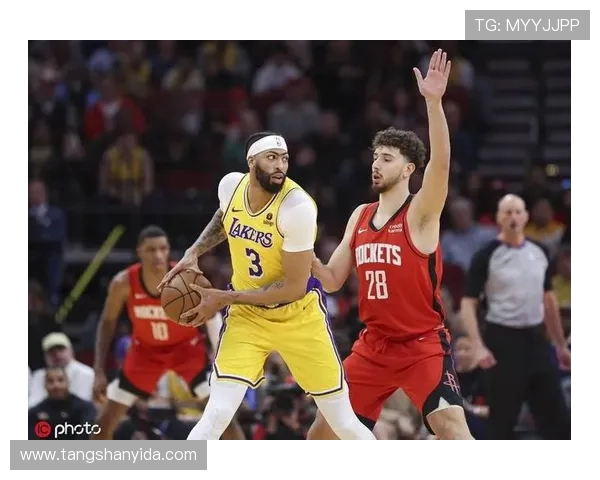 湖人火箭对决精彩回顾球星表现与战术分析全景呈现 湖人火箭对决精彩回顾球星表现与战术分析全景呈现